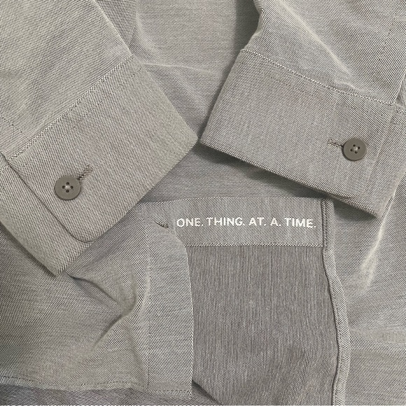 lululemon athletica Men's Casual Gray Button Down Shirt - Picture 5 of 8